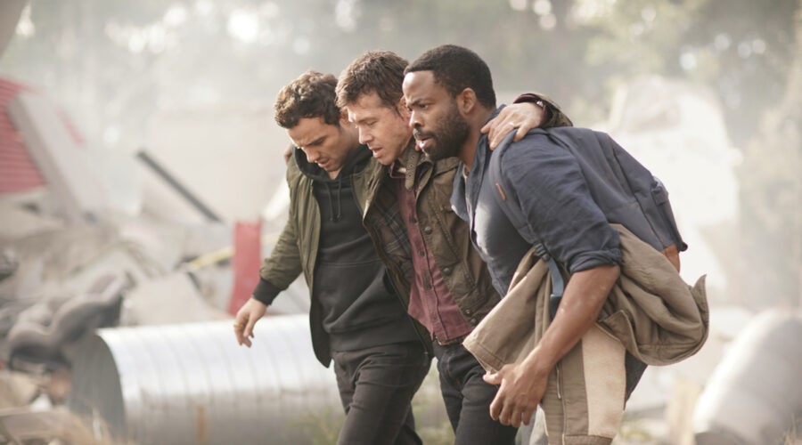 Da sinistra: Josh Mckenzie (Lucas Hayes), Jon Seda (dottor Samuel Valez) e Chiké Okonkwo (Ty Coleman) in una scena di “La Brea”. Credits: RTI Mediaset.