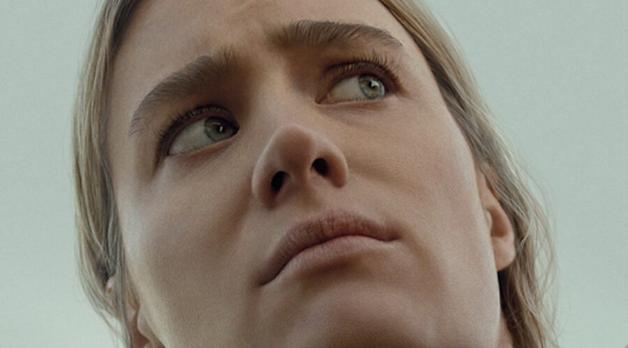 Mackenzie Davis nella key art di “Station Eleven”. Credits: Timvision.