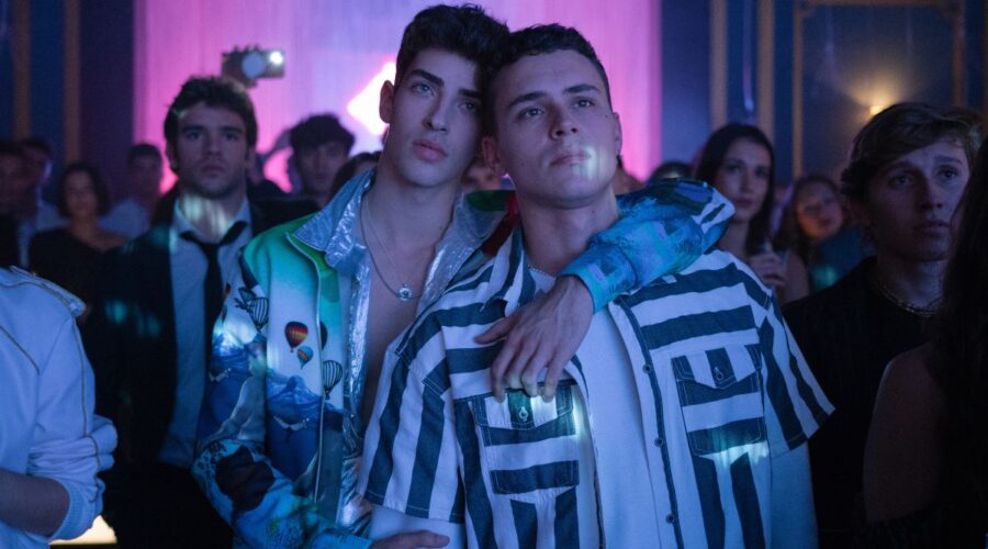 Da sinistra: Manu Ríos nel ruolo di Patrick, Arón Piper nel ruolo di Ander nell'episodio 5 della quarta stagione di “Élite”. Credits: Niete/Netflix ©2020.