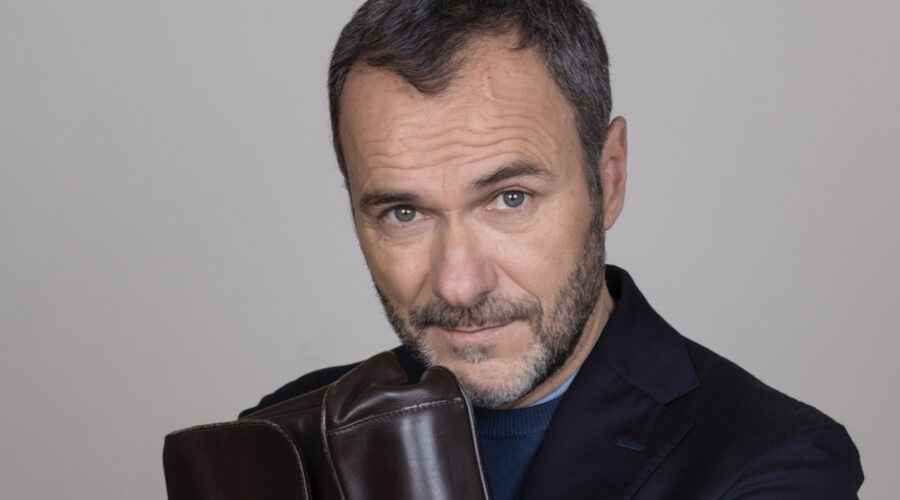 Massimiliano Gallo in un posato per 