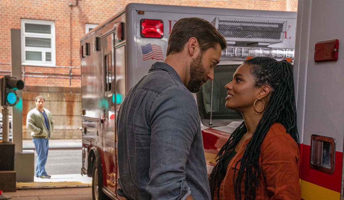 Alejandro Hernandez (interpreta Casey Acosta), Ryan Eggold (dottor Max Goodwin), Freema Agyeman (dottoressa Helen Sharpe) in New Amsterdam 4. Credits: Mediaset. foto da Reti in Rete.