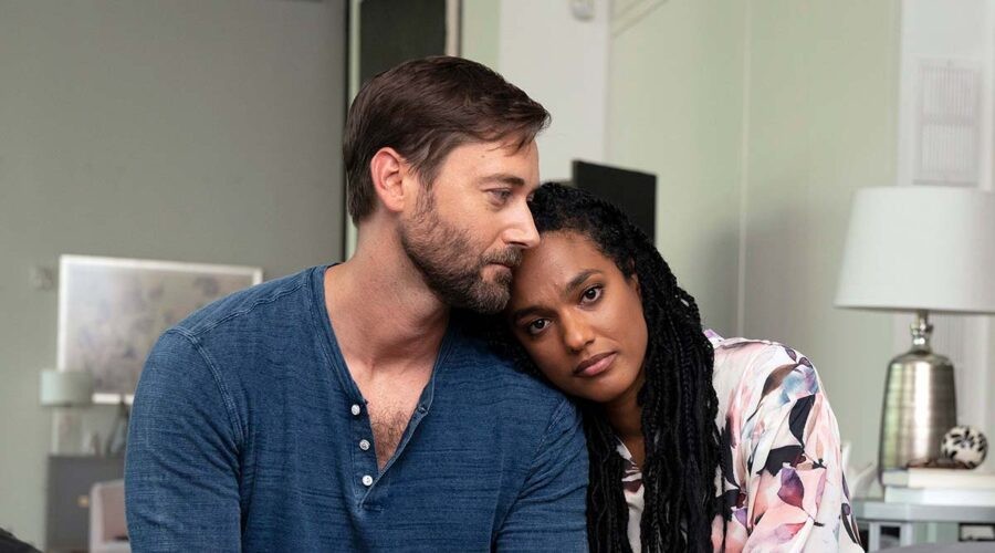 Ryan Eggold (dottor Max Goodwin), Freema Agyeman (dottoressa Helen Sharpe) in New Amsterdam 4. Credits: Mediaset.
