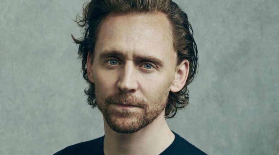 Posato Di Tom Hiddleston Credits: Apple TV+