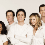 Il cast di “Scrubs”, la commedia con Zach Braff. Credits: Disney+.