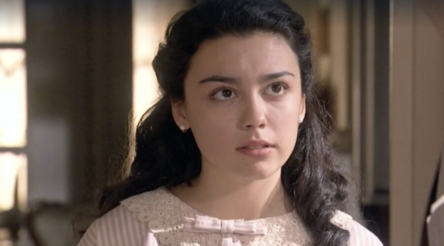 Carla Díaz (Elisa Silva Torrealba) in una scena della puntata 1 di
