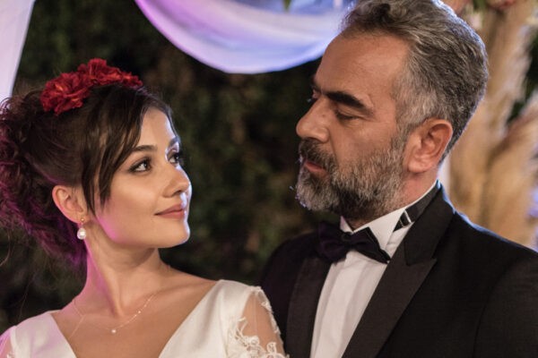 Da sinistra: Sevda Erginci (Ipek Gencer) ed Emre Kinay (Cemal Karalar) in