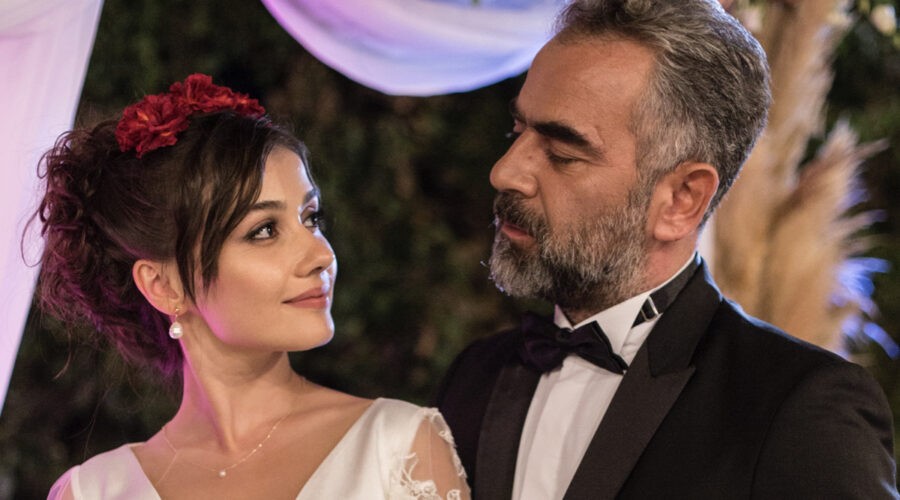 Da sinistra: Sevda Erginci (Ipek Gencer) ed Emre Kinay (Cemal Karalar) in 