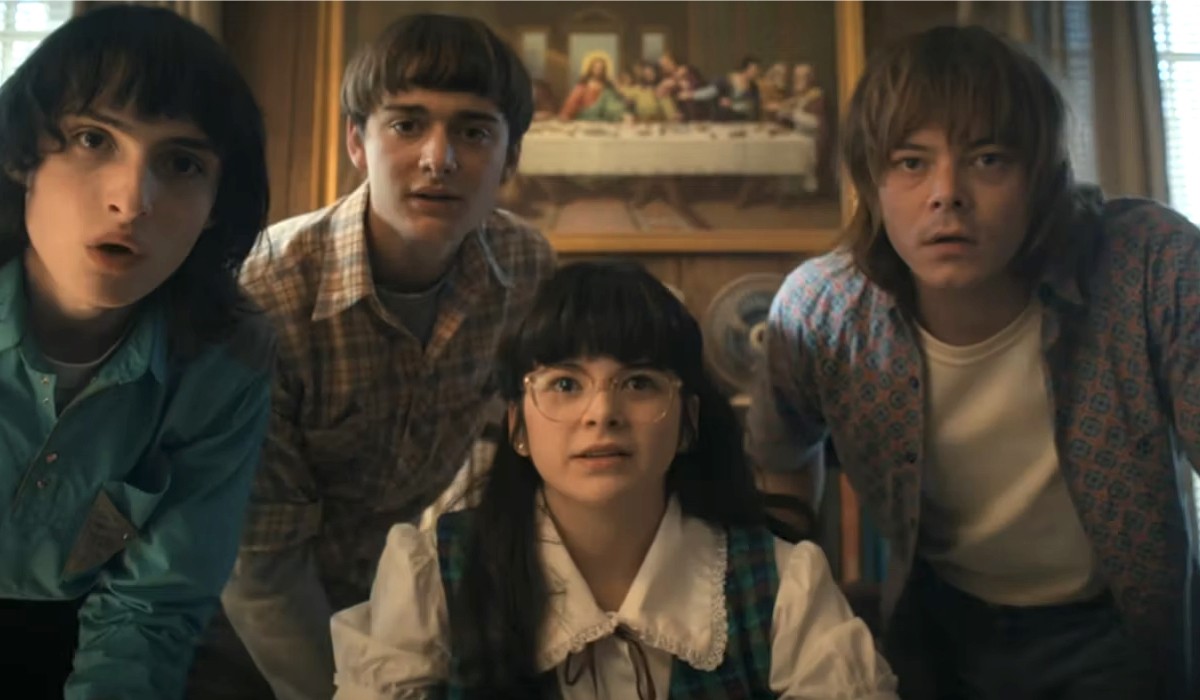 Al centro: Suzie insieme ai ragazzi della California in una scena di “Stranger Things 4”. Credits: Cattura schermo/Netflix.