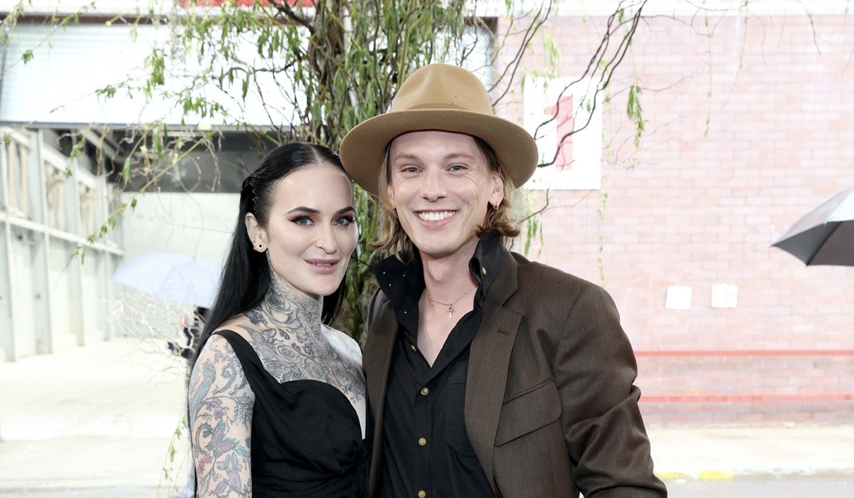 A sinistra: Ruby Quilter con Jamie Campbell Bower alla première di “Stranger Things 4”. Credits: Getty Images/Netflix.