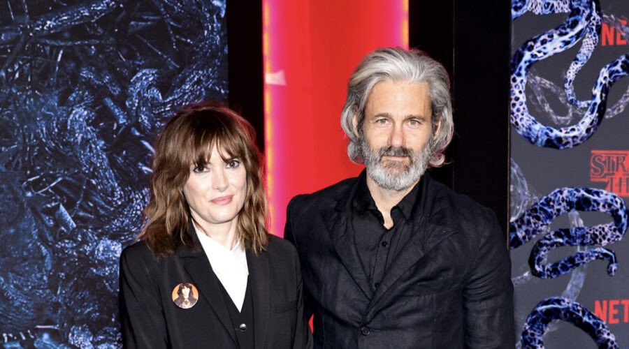Da sinistra: Winona Ryder e il compagno Scott Mackinlay Hahn alla première di “Stranger Things 4”. Credits: Getty Images/Netflix.