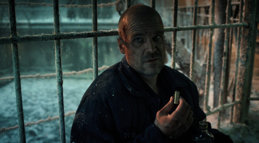 Al centro: David Harbour in una scena di “Stranger Things 4”. Credits: Courtesy of Netflix.