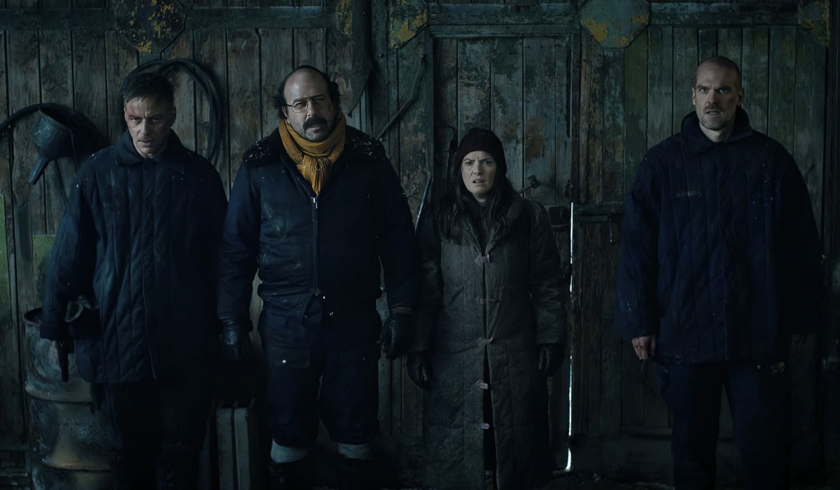 Da sinistra: Dmitri (Tom Wlaschiha), Murray (Brett Gelman), Joyce (Winona Ryder) e Hopper (David Harbour) in una scena di “Stranger Things 4”. Credits: Courtesy of Netflix.