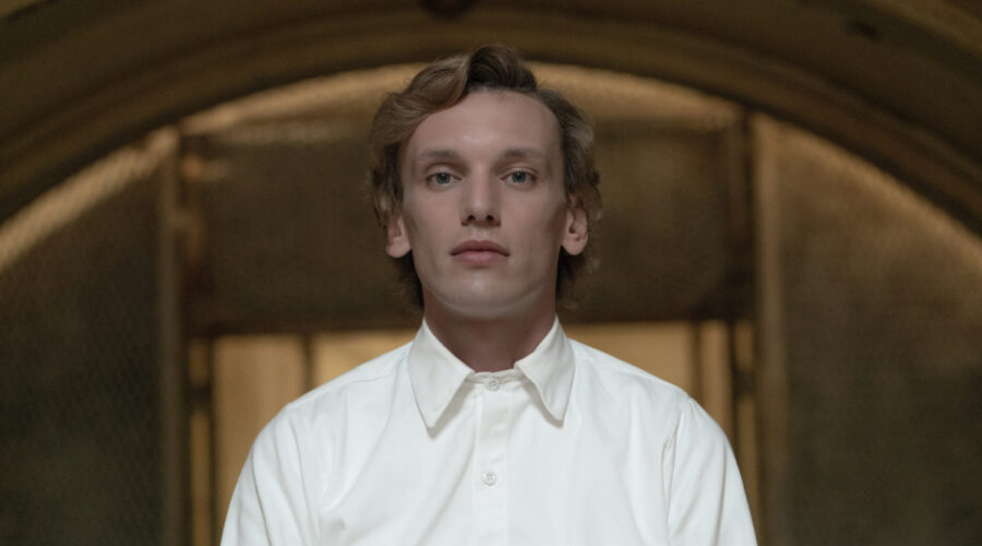 Jamie Campbell Bower Interpreta Numero Uno In