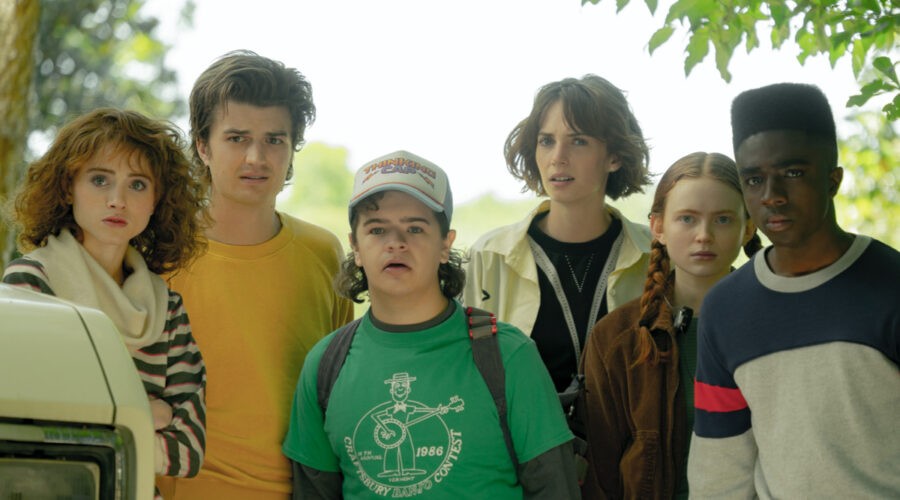 Da sinistra: Nancy (Natalia Dyer), Steve (Joe Keery), Dustin (Gaten Matarazzo), Robin (Maya Hawke), Max (Sadie Sink) e Lucas (Caleb McLaughlin) in una scena di “Stranger Things 4”. Credits: Tina Rowden/Courtesy of Netflix.