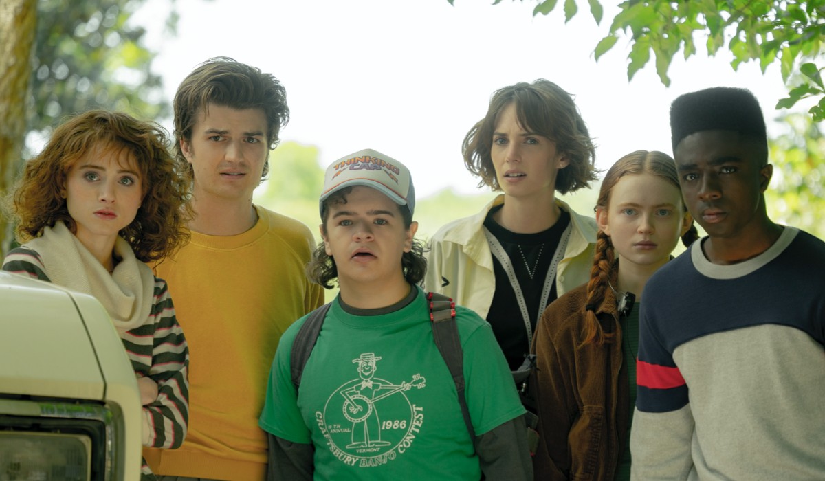 Da sinistra: Nancy (Natalia Dyer), Steve (Joe Keery), Dustin (Gaten Matarazzo), Robin (Maya Hawke), Max (Sadie Sink) e Lucas (Caleb McLaughlin) in una scena di “Stranger Things 4”. Credits: Tina Rowden/Courtesy of Netflix.