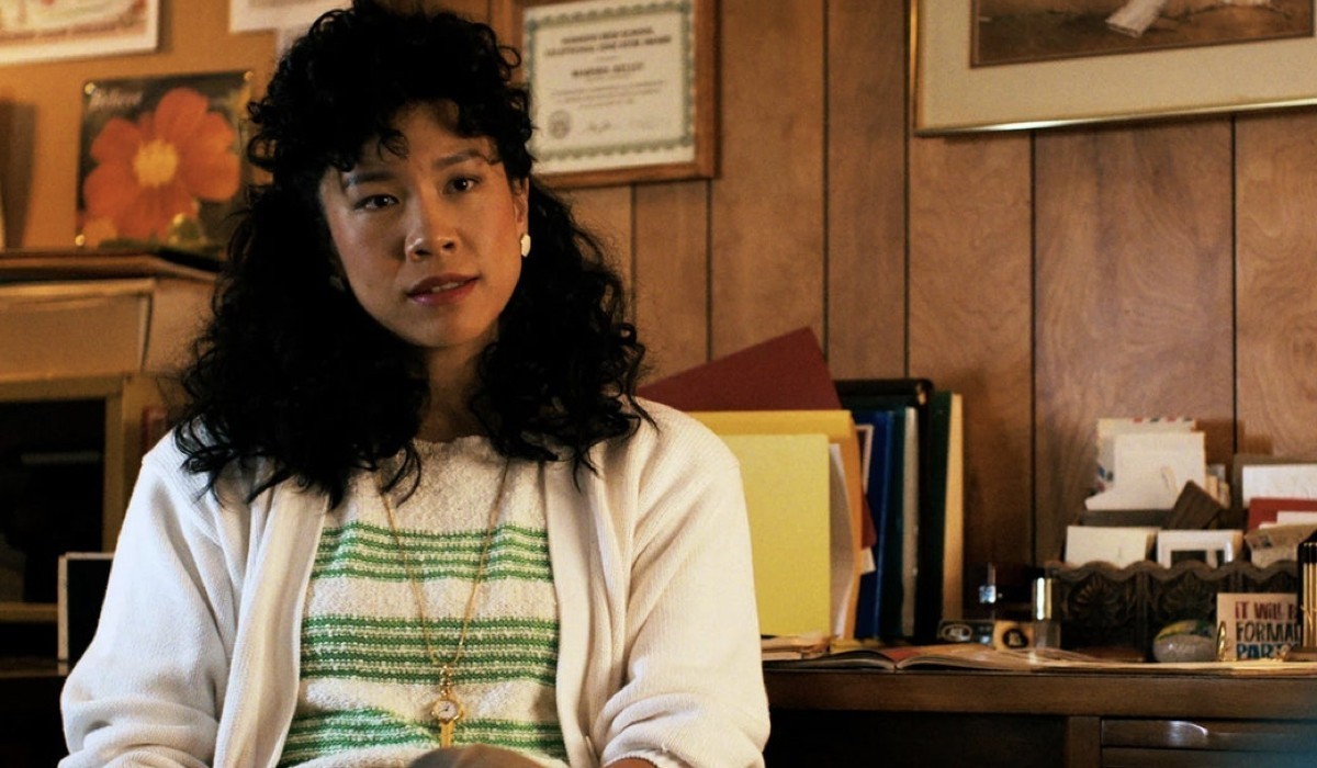 Regina Ting Chen interpreta la signora Kelly, qui in una scena di “Stranger Things 4“. Credits: Cattura schermo/Netflix.