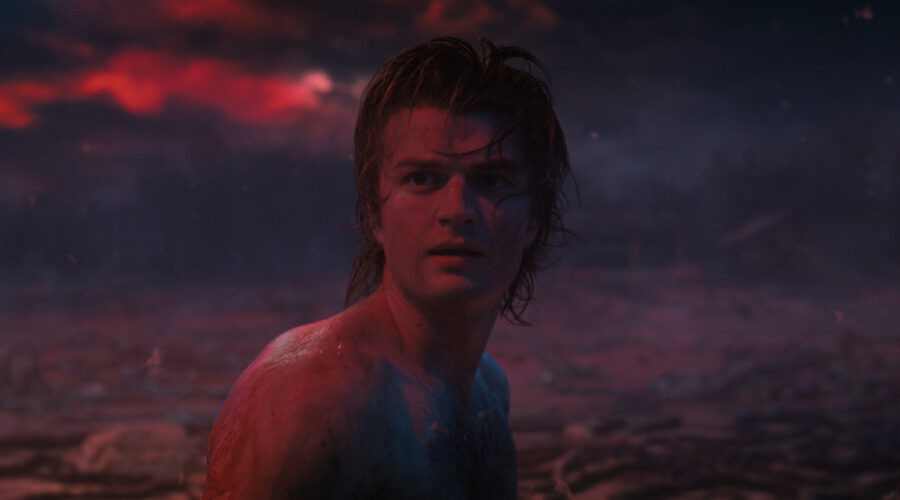 Steve (Joe Keery) nel Sottosopra in una scena di “Stranger Things 4”. Credits: Courtesy of Netflix.