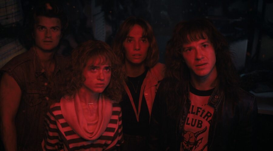 Da sinistra: Steve, Nancy, Robin e Eddie in “Stranger Things 4”. Credits: Courtesy of Netflix.