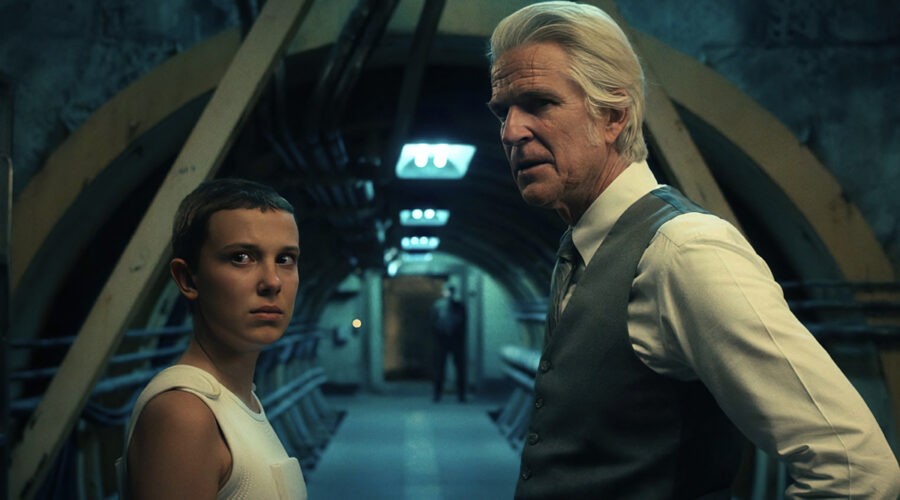 Da sinistra: Undici (Millie Bobby Brown) e il dottor Brenner (Matthew Modine) in una scena di “Stranger Things 4”. Credits: Courtesy of Netflix.