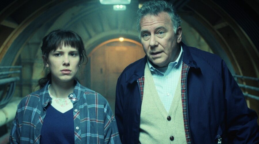 A destra: Paul Reiser interpreta il dottor Sam Owens in “Stranger Things”. Credits: Netflix.