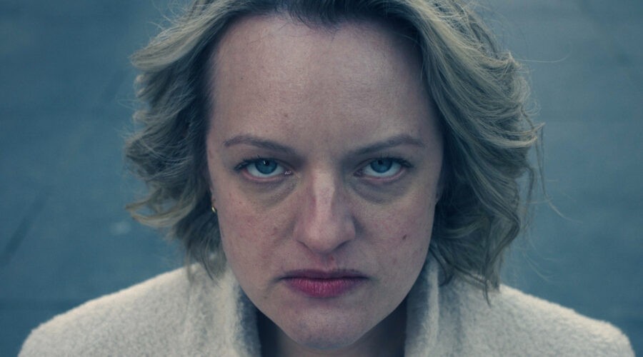 Elisabeth Moss nei panni di June nella quinta stagione di “The Handmaid's Tale”. Credits: Timvision.