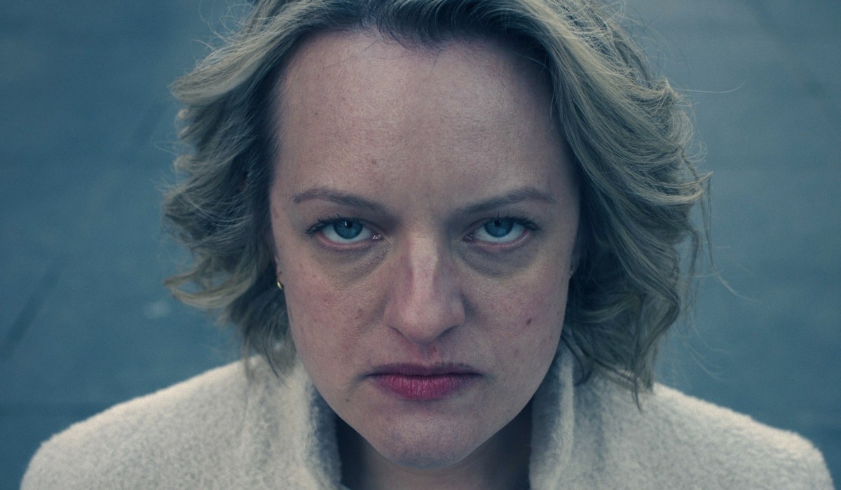 Elisabeth Moss nei panni di June nella quinta stagione di “The Handmaid's Tale”. Credits: Timvision.