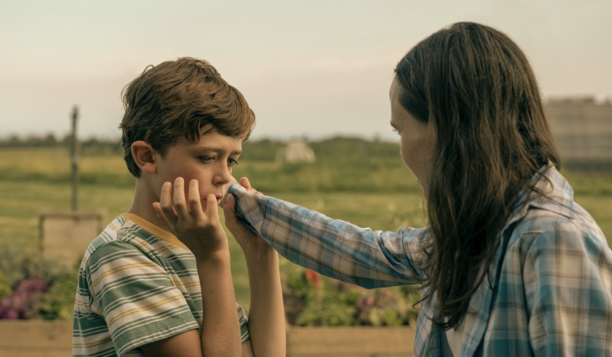 Il piccolo Harlan (Justin Paul Kelly) e Viktor (Elliot Page) in una scena della seconda stagione di “The Umbrella Academy”. Credits: Christos Kalohoridis/Netflix © 2020.