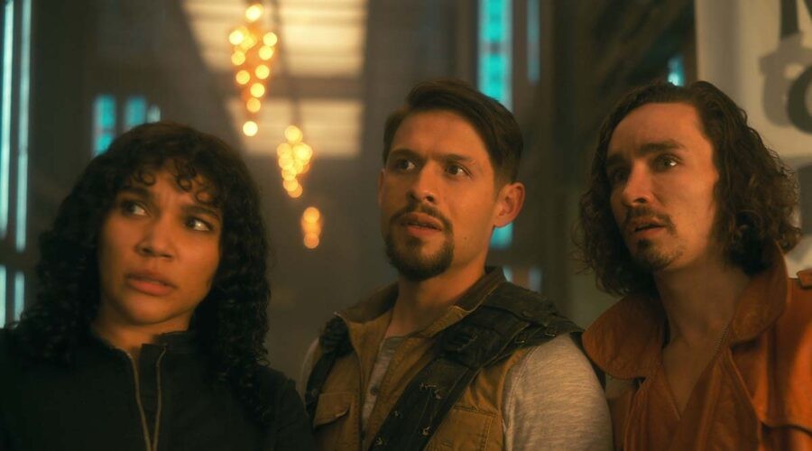 Da sinistra a destra: Emmy Raver-Lampman (Allison Hargreeves), David Castañeda (Diego Hargreeves), Robert Sheehan (Klaus Hargreeves) in una scena di 