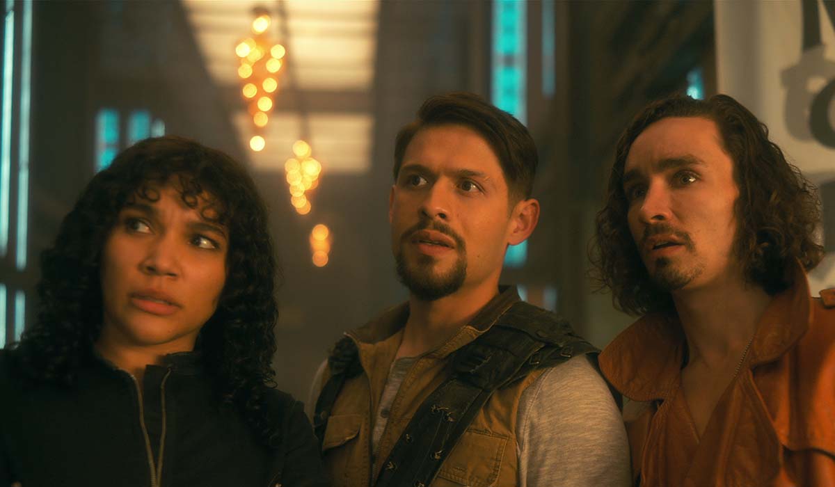 Da sinistra a destra: Emmy Raver-Lampman (Allison Hargreeves), David Castañeda (Diego Hargreeves), Robert Sheehan (Klaus Hargreeves) in una scena di