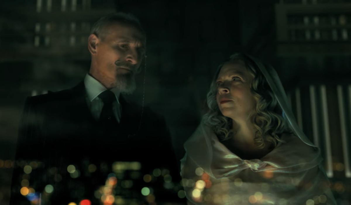 From left: Sir Reginald Hargreeves (Colm Feroe) and Abigail Hargreeves (Liisa Repo-Martell) at the end of episode 10 of the third season of “The Umbrella Academy”.  Credits: Screen capture / Netflix.