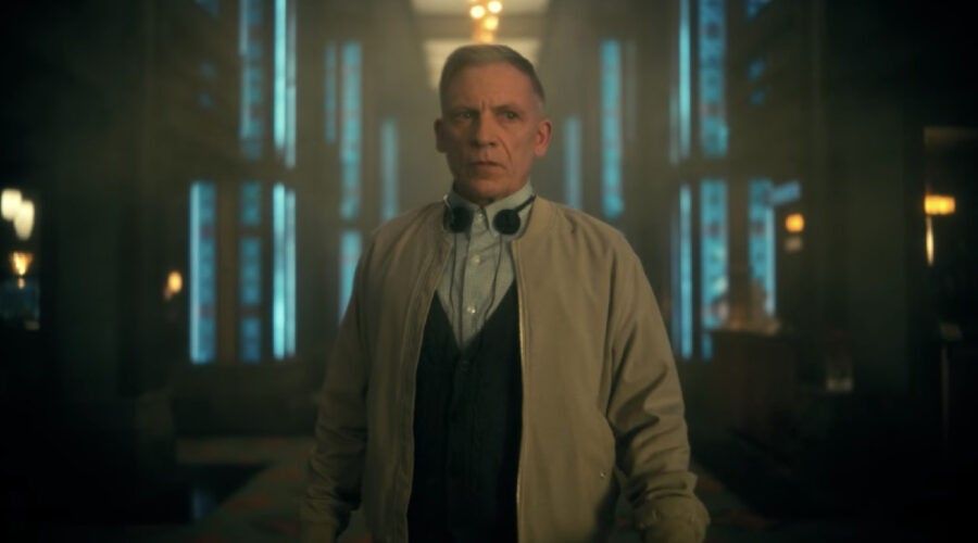 Lester Pocket alias Harlan da grande (Callum Keith Rennie) in una scena della terza stagione di “The Umbrella Academy”. Credits: Cattura schermo/Netflix.