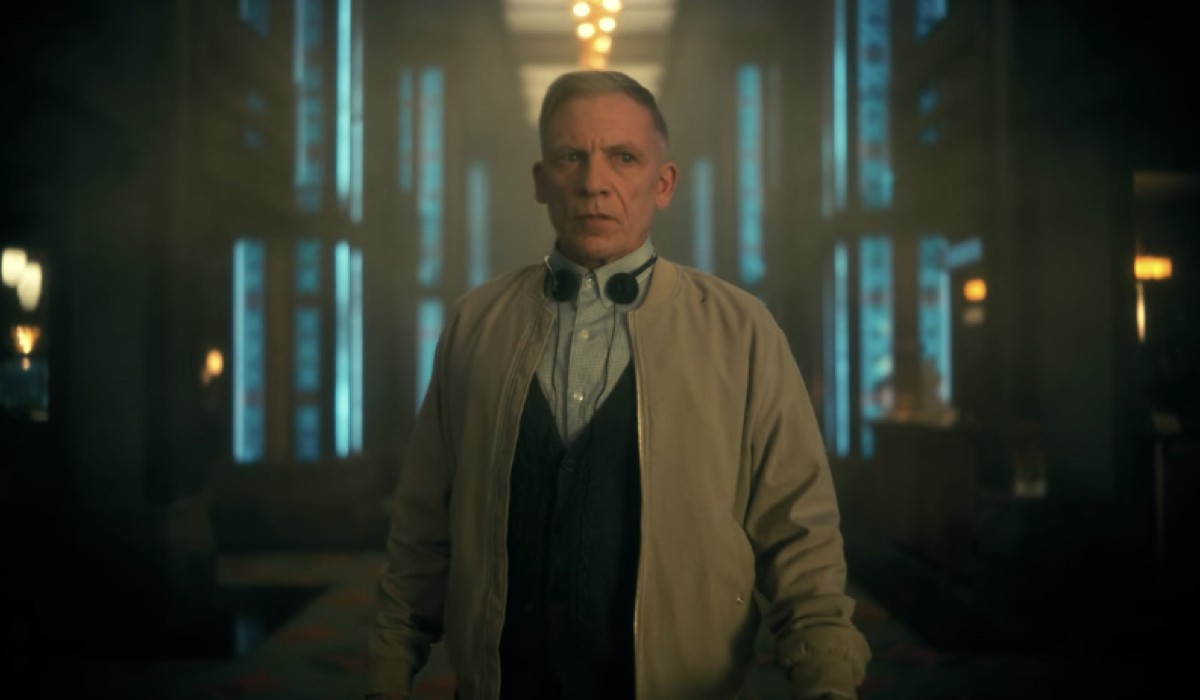 Lester Pocket alias Harlan da grance (Callum Keith Rennie) in una scena della terza stagione di “The Umbrella Academy”. Credits: Cattura schermo/Netflix.