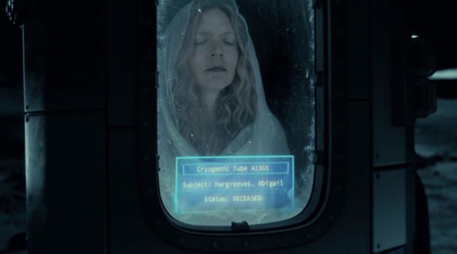Al centro: il corpo di Abigail Hargreeves (Liisa Repo-Martell) conservato sulla Luna nel nono episodio della terza stagione di “The Umbrella Academy”. Credits: Cattura schermo/Netflix.