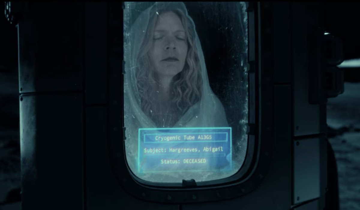 Al centro: il corpo di Abigail Hargreeves (Liisa Repo-Martell) conservato sulla Luna nel nono episodio della terza stagione di “The Umbrella Academy”. Credits: Cattura schermo/Netflix.