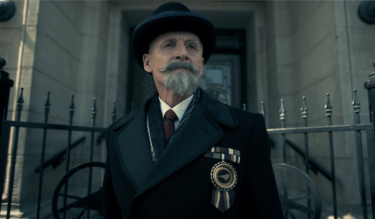 Colm Feroe è Sir Reginald Hargreeves nella terza stagione di “The Umbrella Academy”. Credits: Courtesy of Netflix © 2022.