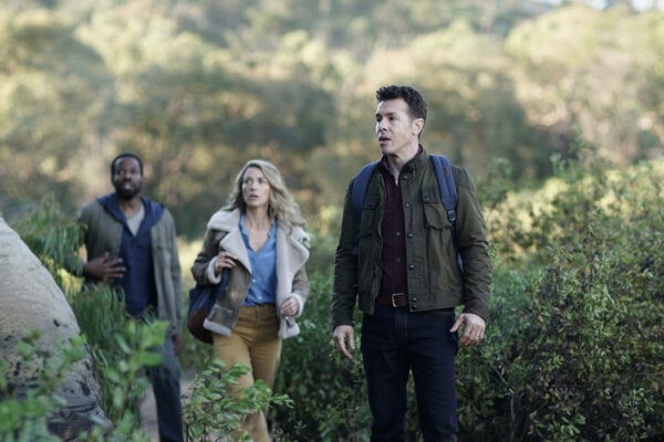 Da sinistra: Chiké Okonkwo (Ty Coleman), Natalie Zea (Eve Harris) e Jon Seda (dottor Samuel Valez) in una scena di “La Brea”. Credits: RTI Mediaset.
