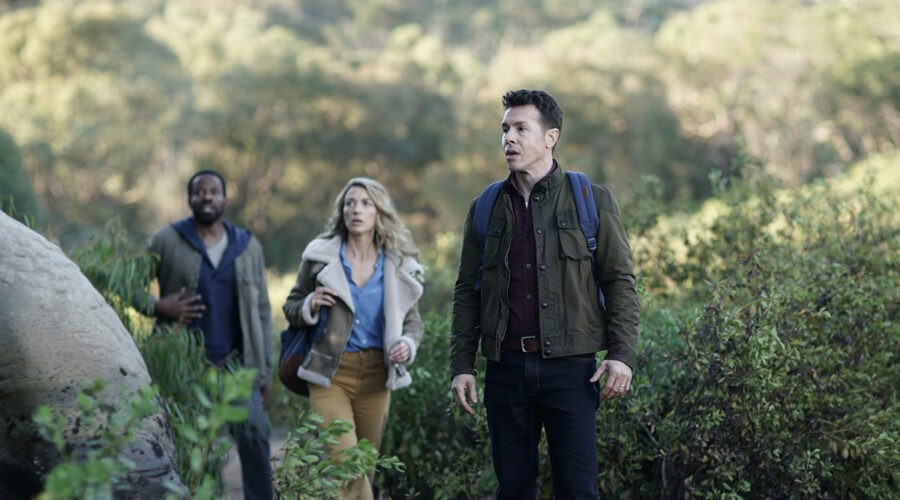 Da sinistra: Chiké Okonkwo (Ty Coleman), Natalie Zea (Eve Harris) e Jon Seda (dottor Samuel Valez) in una scena di “La Brea”. Credits: RTI Mediaset.