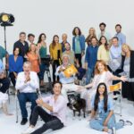 Una foto del cast di 