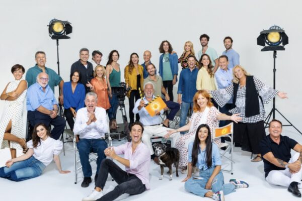 Una foto del cast di 