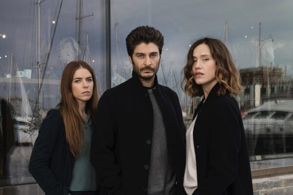 Da sinistra: Valentina Romano, Lino Guanciale e Gabriella Pession in un posato per 