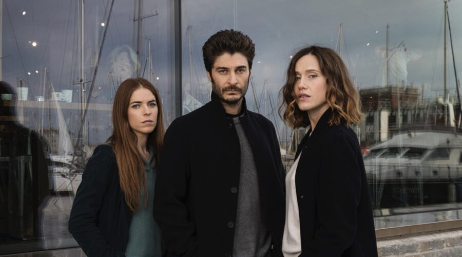 Da sinistra: Valentina Romano, Lino Guanciale e Gabriella Pession in un posato per 