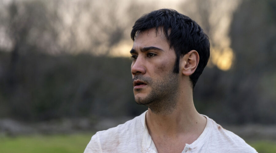 Ugur Günes (Yilmaz) in una scena di