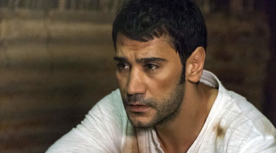 Ugur Günes (Yilmaz) in una scena di