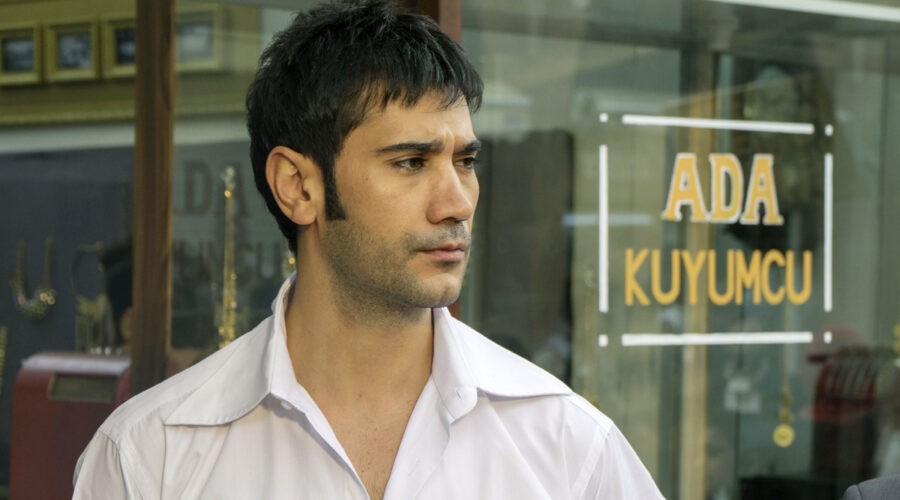 Ugur Günes (Yilmaz) in una scena di