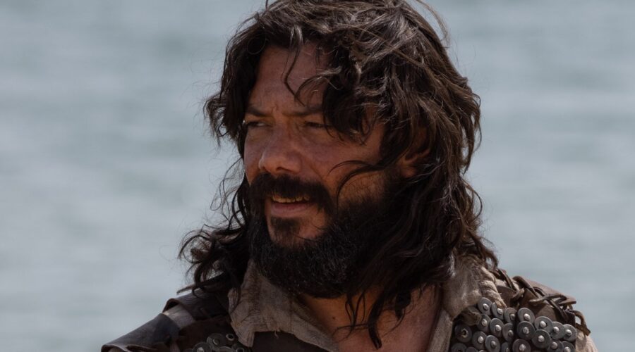 Álvaro Morte in una scena di 