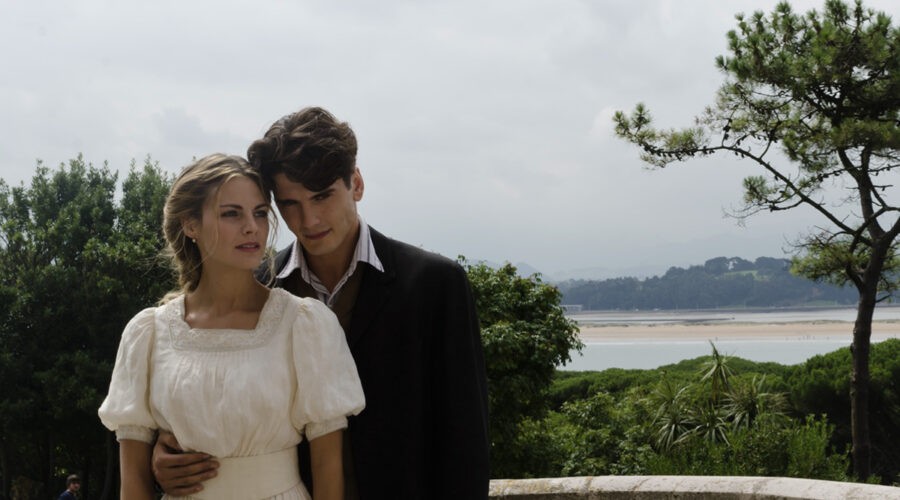 Da sinistra: Amaia Salamanca (Alicia Alarcón) e Yon González (Julio Olmedo) in un posato per 