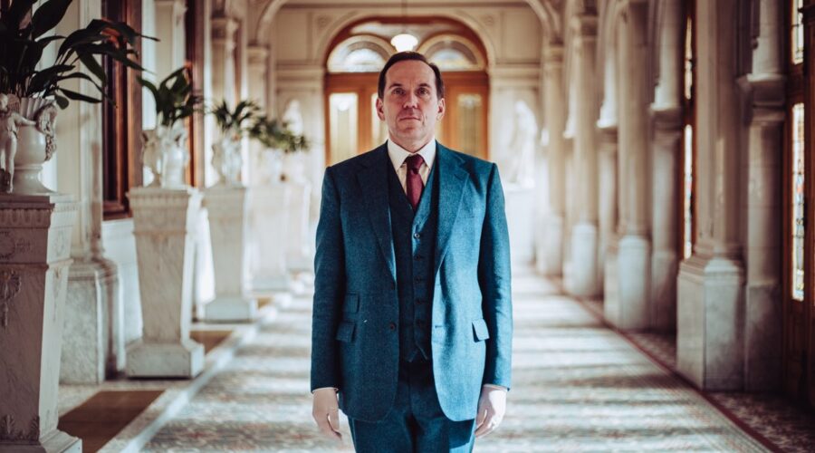 Ben Miller interpreta Jasper in una scena di 