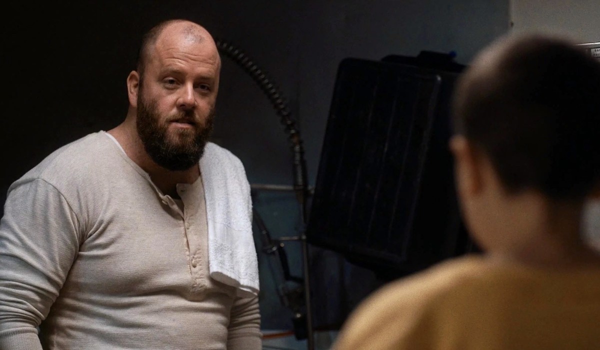 A sinistra: Benny Hammond (Chris Sullivan) in una scena della prima stagione di “Stranger Things”. Credits: Cattura schermo/Netflix.