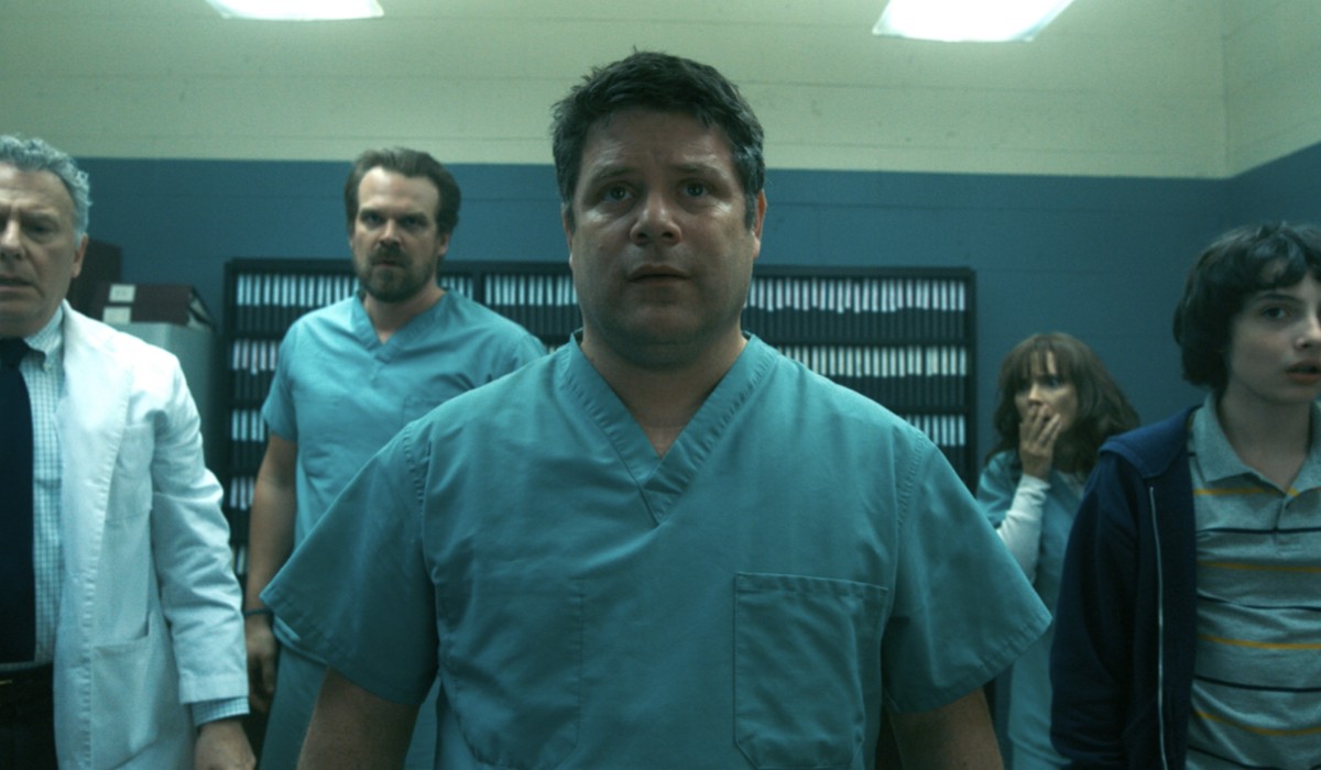 Al centro: Bob Newby (Sean Astin) in una scena della seconda stagione di “Stranger Things”. Credits: Cattura schermo/Netflix.