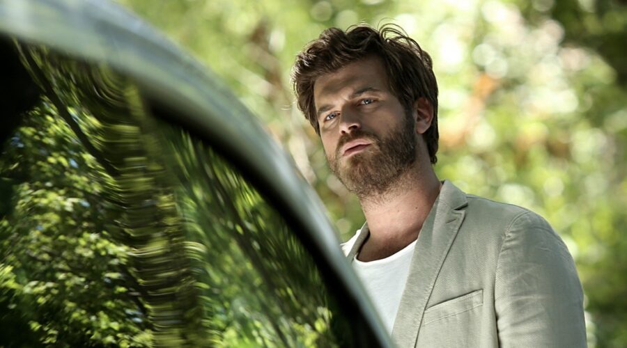 Kivanç Tatlitug (Cesur Alemdaroglu Karahasanoglu) in una scena di 